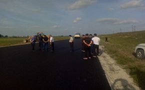 鄂爾多斯市祥遠(yuǎn)路橋集團承建的通遼省道208線油面鋪設(shè)于2018年8月31日全面完工